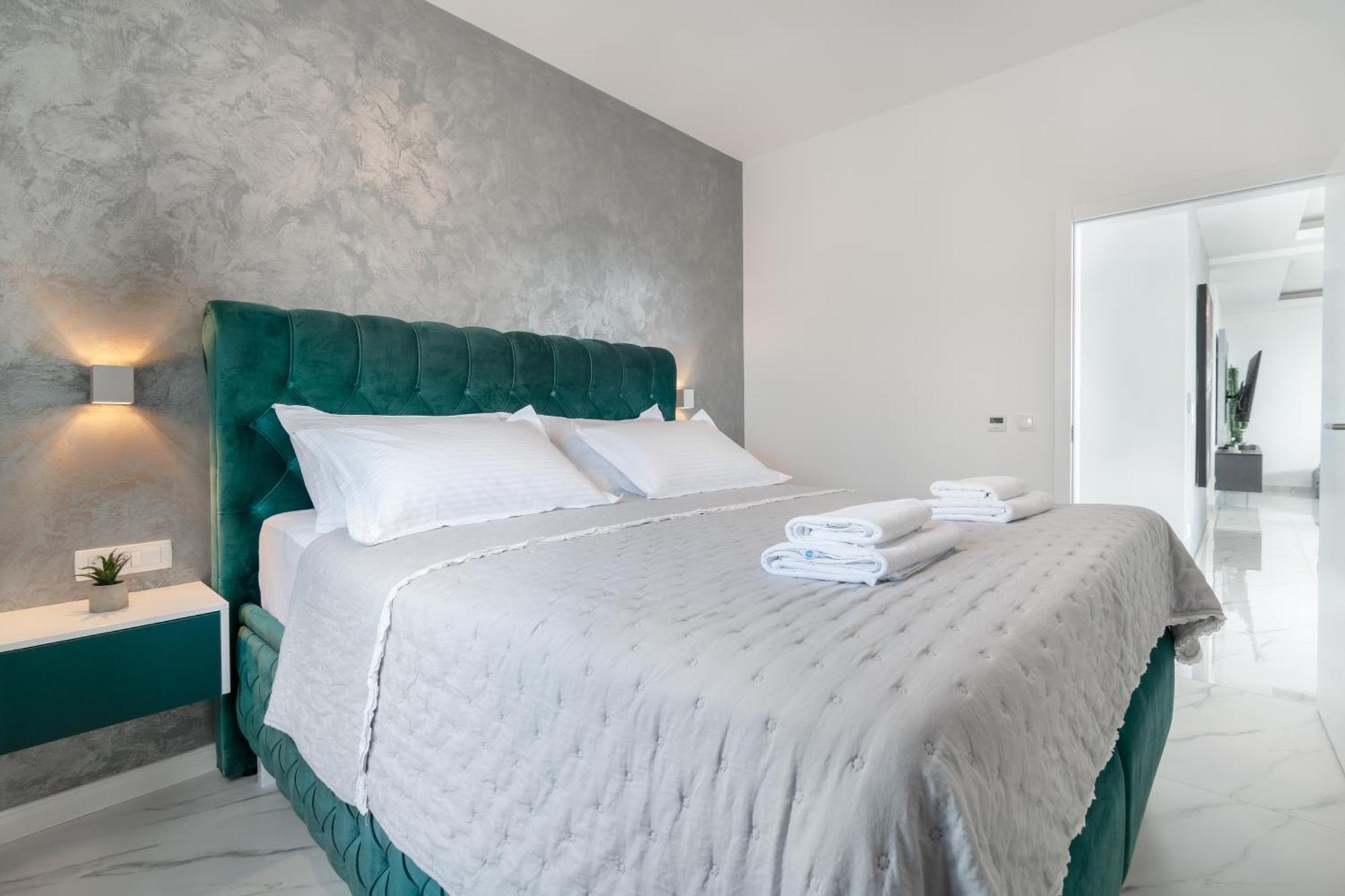 Lux Penthouse Panoramic View With Jacuzzi Apartamento Makarska Exterior foto