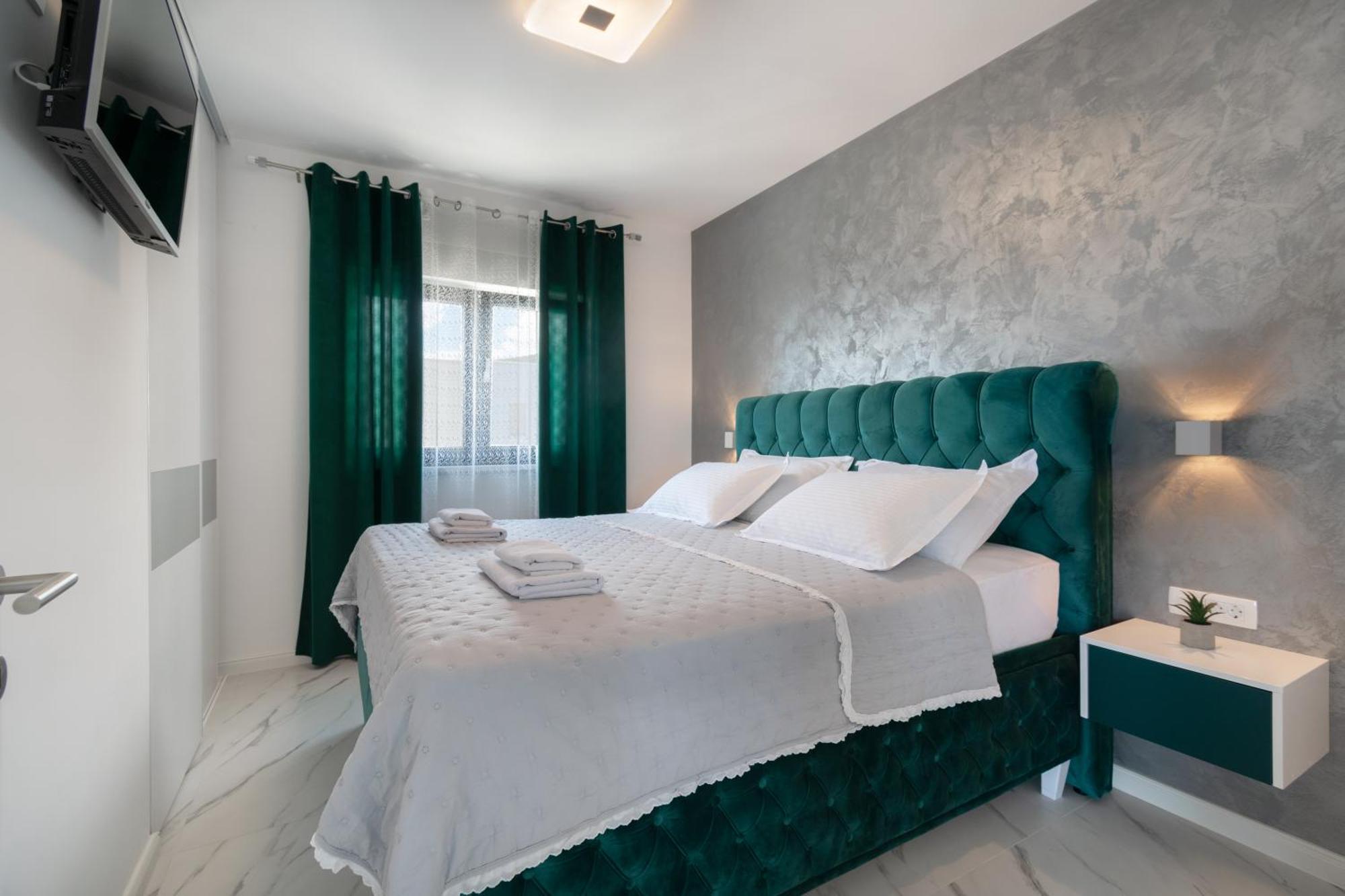 Lux Penthouse Panoramic View With Jacuzzi Apartamento Makarska Exterior foto