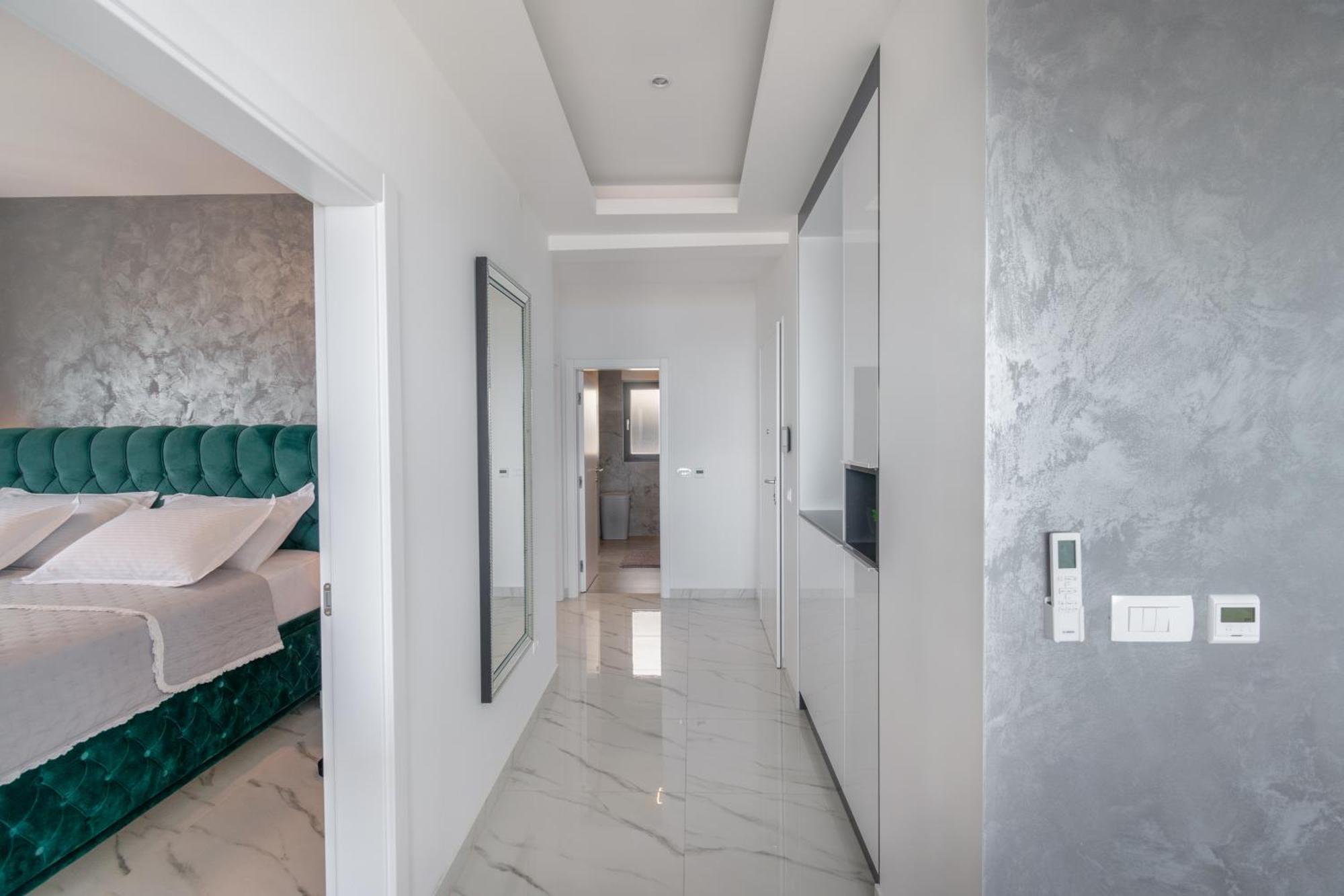 Lux Penthouse Panoramic View With Jacuzzi Apartamento Makarska Exterior foto